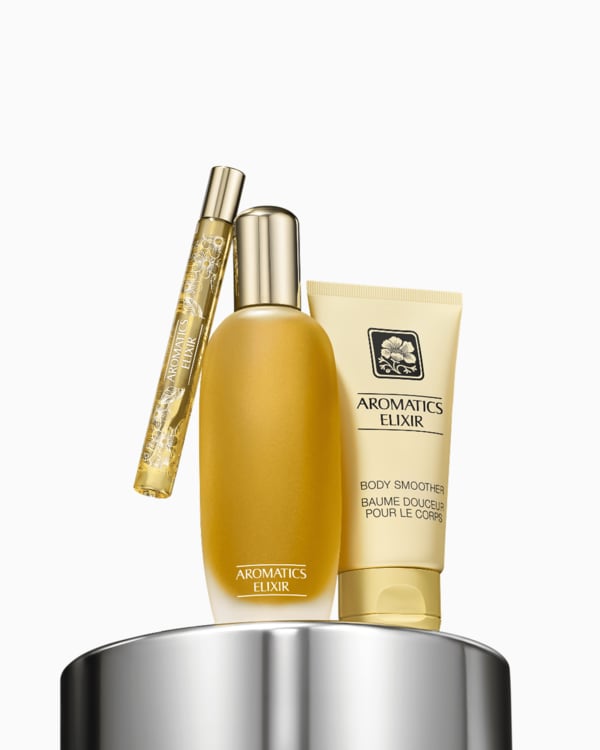Aromatic Elixir Mixes: Perfume Set, Ένα σετ από τρία τολμηρά αρώματα για σαγηνευτική αίσθηση από την κορυφή ως τα νύχια. Περιλαμβάνει ένα άρωμα σε κανονικό μέγεθος, ένα σε μικρό μέγεθος για να το έχετε πάντα μαζί σας και μια λοσιόν σώματος με άρωμα.
